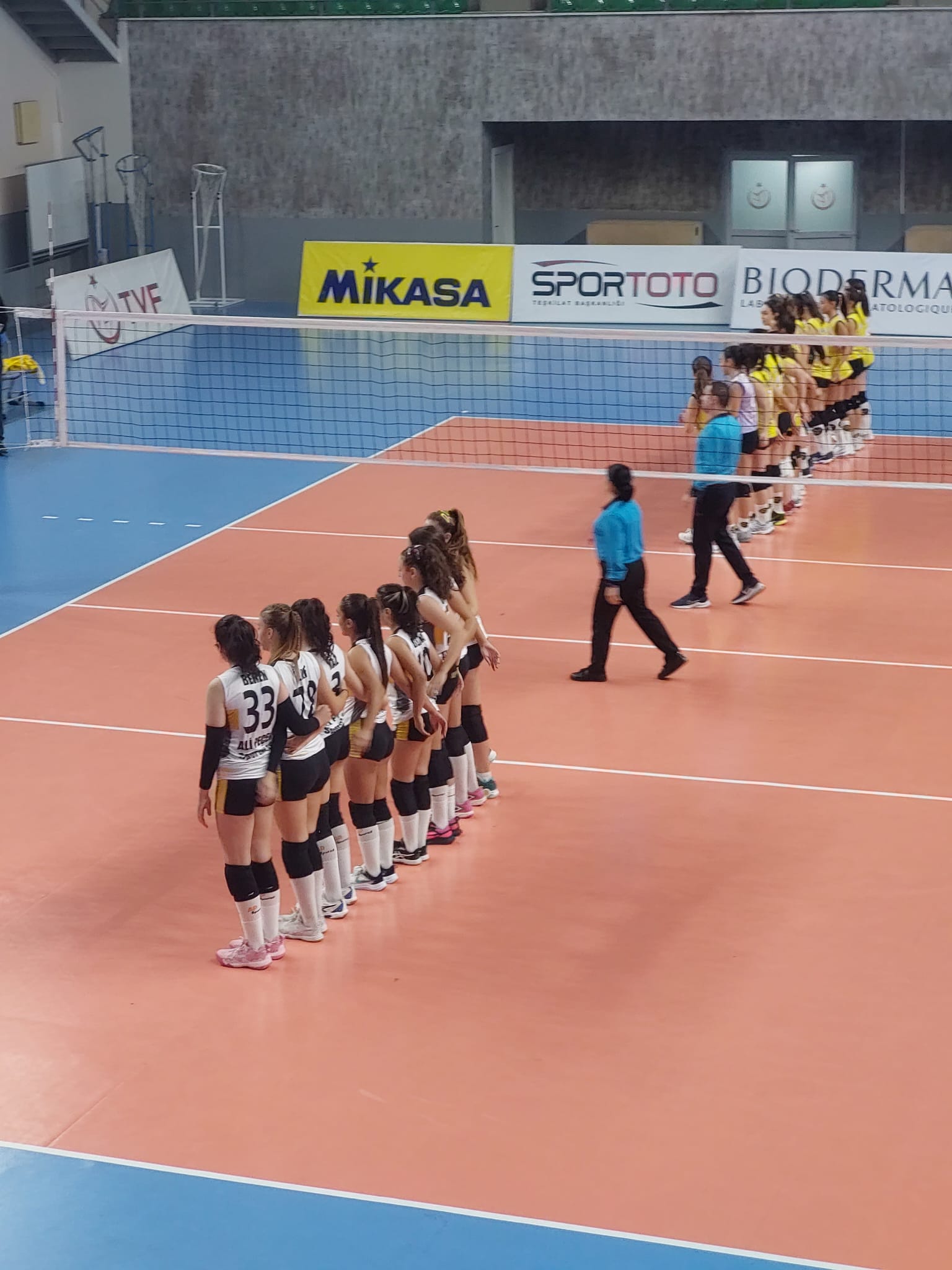 <p>EMİNİZ BİR &Ccedil;OK İYİ TAKIMLARI VAR ANCAK GRUBUMUZDA BULUNAN TAKIMINA KARŞI DEĞERLİ RAKİBİMİZ VAKIFBANK'I G&Uuml;ZEL BİR OYUNLA YENEREK İYİ &Ccedil;ALIŞMALARININ KARŞILIĞINI ALAN K&Uuml;&Ccedil;&Uuml;K TAKIM ŞİMŞEKLER GRUBUMUZU KUTLUYORUZ.</p>
<p>GRUPTA YENİLGİSİZ DEVAM EDEN TAKIM SPORCULARIMIZI VE BU TAKIMIN GELİŞMESİNE KATKI VEREN TEKNİK EKİBİMİZİ TEBRİK EDİYOR, BAŞARILARININ DEVAMINI DİLİYORUZ.</p>
<p>ALİ PE&Ccedil;EN SPORTİF 3-0 VAKIFBANK</p>