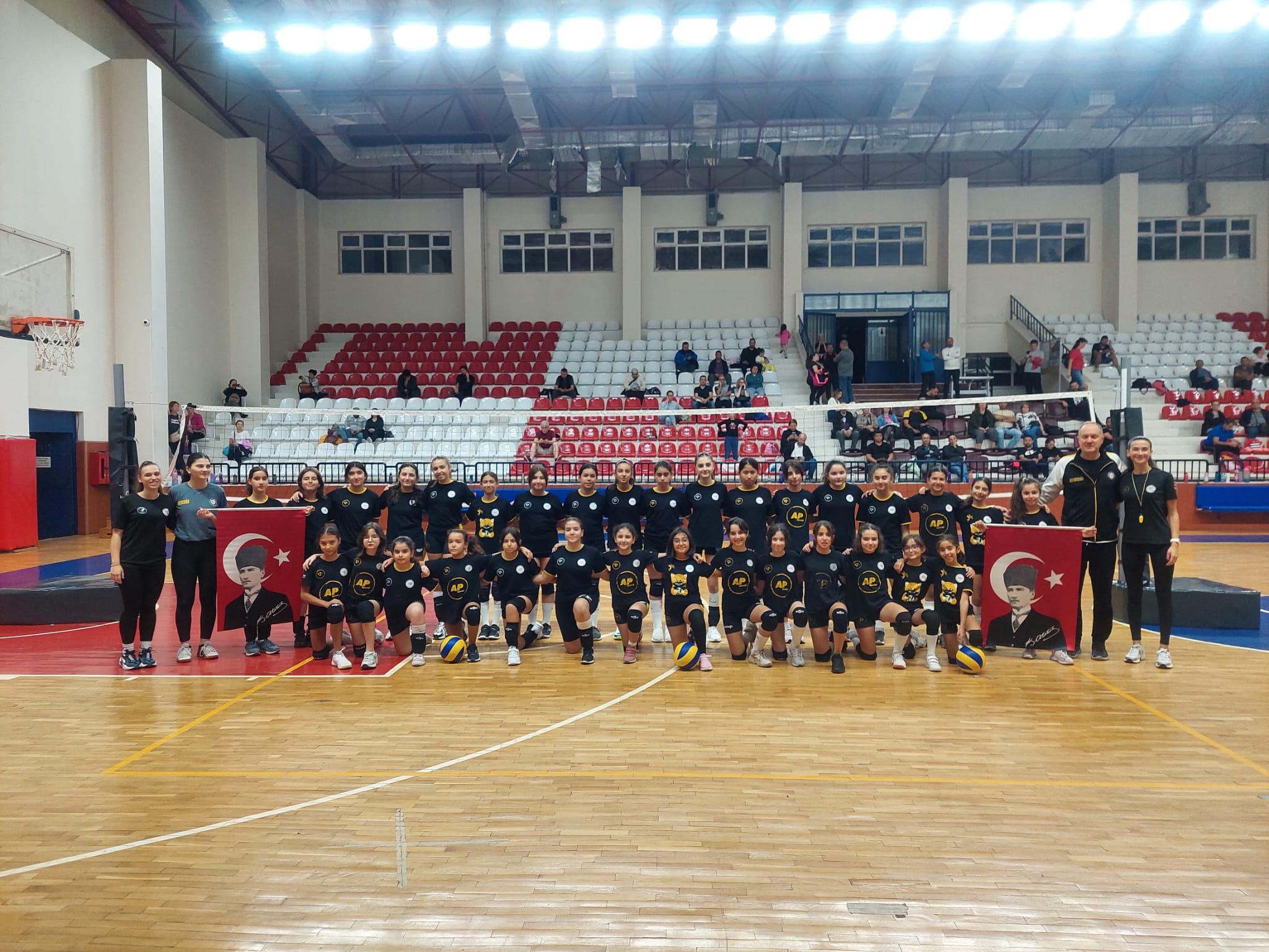 <p><strong>Voleybolcu olmak ve voleybol oynamayı &ouml;ğrenmek m&uuml;mk&uuml;n m&uuml;d&uuml;r?</strong></p>
<p>İşte antren&ouml;rler eşliğinde voleybol oynamayı &ouml;ğrenmenize yardımcı olabilecek bazı adımlar;</p>
<p>1. Temel Kuralları &Ouml;ğrenin: Voleybolun temel kurallarını ve oyunun nasıl oynandığını anlayın. Voleybol sahasının boyutları, sayı yapma kuralları, rotasyon kuralları gibi temel bilgilere hakim olun.</p>
<p>2. Teknikleri ve Becerileri Geliştirin: Pas, sma&ccedil;, servis, blok ve savunma gibi temel voleybol becerilerini &ouml;ğrenmeye başlayın. Bu becerilerinizi geliştirmek i&ccedil;in d&uuml;zenli olarak pratik yapın.</p>
<p>3. Servis Tekniklerini &Ouml;ğrenin: Servis, oyuna başlamak i&ccedil;in &ouml;nemlidir. Farklı servis tekniklerini &ouml;ğrenin ve servis becerilerinizi geliştirin.</p>
<p>4. Pas ve Sma&ccedil; &Ccedil;alışın: Pas verme ve sma&ccedil; yapma becerilerini geliştirmek i&ccedil;in bir arkadaşınızla veya bir voleybol antrenmanıyla &ccedil;alışın.</p>
<p>5. Savunma Becerilerini Geliştirin: Topu savunmak ve blok yapmak, oyunun &ouml;nemli bir par&ccedil;asıdır. Savunma tekniklerini &ouml;ğrenin ve uygulayın.</p>
<p>6. Takım &Ccedil;alışması: Voleybol takım oyunudur, bu nedenle takım arkadaşlarınızla iyi bir işbirliği geliştirmeye &ccedil;alışın. İletişim &ouml;nemlidir.</p>
<p>7. D&uuml;zenli Antrenman: D&uuml;zenli olarak voleybol antrenmanlarına katılın veya arkadaşlarınızla ma&ccedil;lar oynayarak becerilerinizi geliştirin.</p>
<p>8. Oyunu İzleyin: Profesyonel voleybol ma&ccedil;larını izleyerek oyunun taktiklerini ve stratejilerini &ouml;ğrenmeye &ccedil;alışın.</p>
<p>9. Form ve Dayanıklılık: Voleybol, hız, &ccedil;eviklik ve dayanıklılık gerektirir. Fiziksel formunuzu artırmak i&ccedil;in d&uuml;zenli olarak egzersiz yapın.</p>
<p>10. Sabır ve Azim: Voleybol oynamak zaman ve &ccedil;aba gerektiren bir s&uuml;re&ccedil; olabilir. Sabırlı olun ve s&uuml;rekli olarak &ccedil;alışmaya devam edin.</p>
<p>Voleybolu &ouml;ğrenmek ve iyi bir voleybolcu olmak zaman alabilir, ancak d&uuml;zenli pratik, &ccedil;aba ve &ouml;ğrenme ile gelişebilirsiniz. Antren&ouml;rlerden veya deneyimli voleybolcuların rehberliği de size yardımcı olabilir.</p>